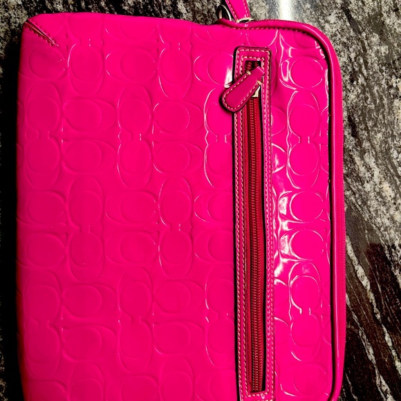 Coach tablet holder - Picture 2 of 3